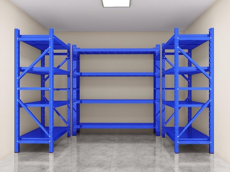Medium-duty pallet racking with blue frames and beams